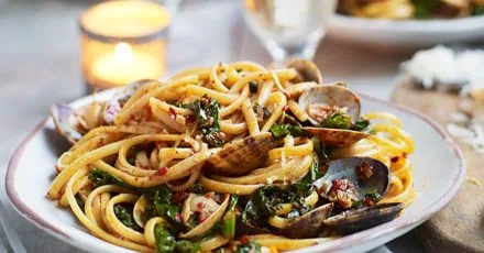Spicy clam & kale linguine