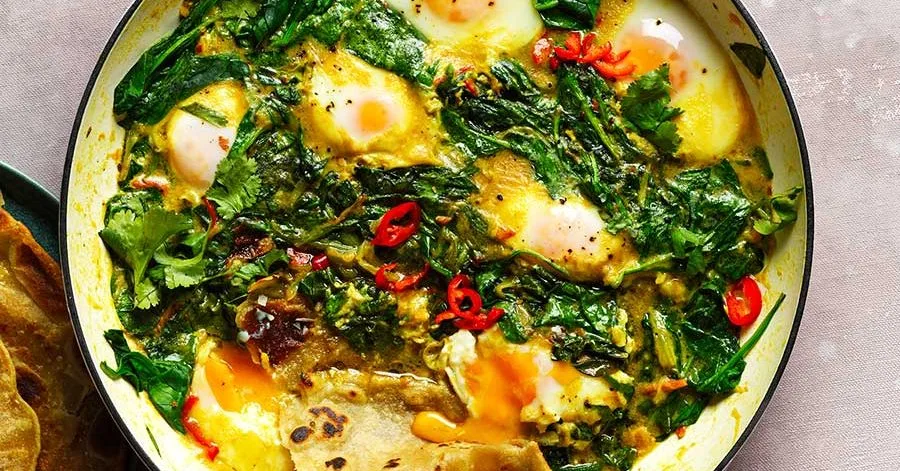 Шпинат, кокос і куркума запечені яйця з паратою