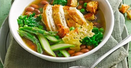 Бульйон зі свіжими овочами та роздертою куркою