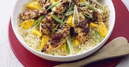 Курка в клейкому соусі з манго та кускусом