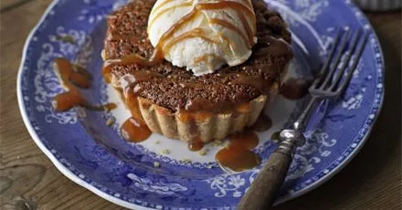Sticky toffee tarts