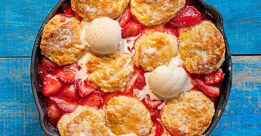 Скоун‑коблер зі strawberries та вершковим кремом
