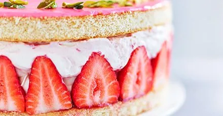 Торт зі strawberries та бузковим сиропом