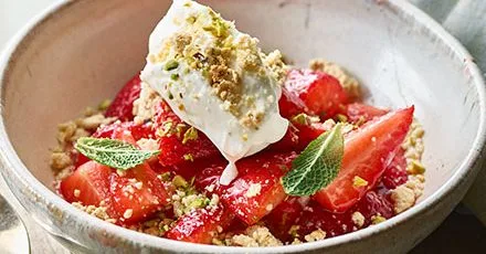 Sugar-cured strawberries & white chocolate crumble