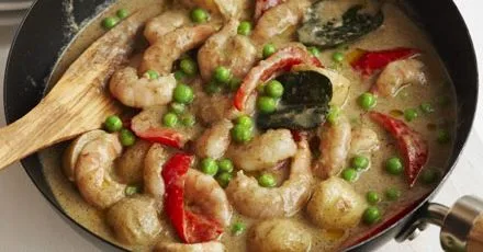 Тайський карі з креветками, картоплею та овочами