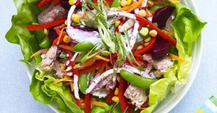 Салат з тунцем і веселковими овочами