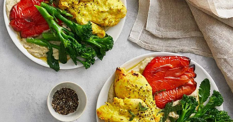 Курка з куркумою, хумусом з квасолі та запеченими перцями
