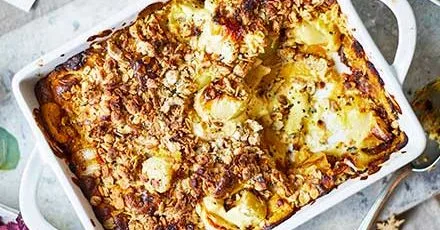 Vegan 'cheesy’ leek crumble