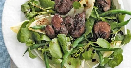 Теплий салат з курячою печінкою