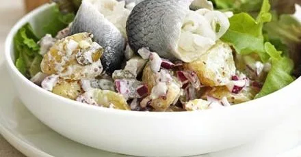 Теплий салат з картоплею та ролеммопом