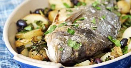 Запечений морський окунь з картоплею та оливками