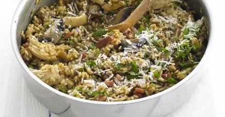 Різотто з лісовими грибами, куркою та беконом