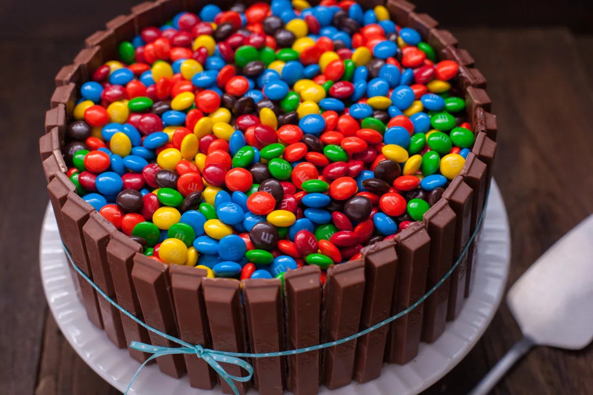 Торт «Відро M&M's» з Kit Kat