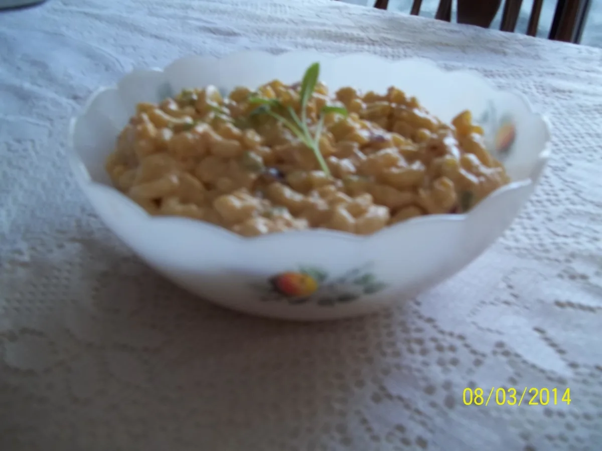 Салат з макаронами, тунцем і сиром