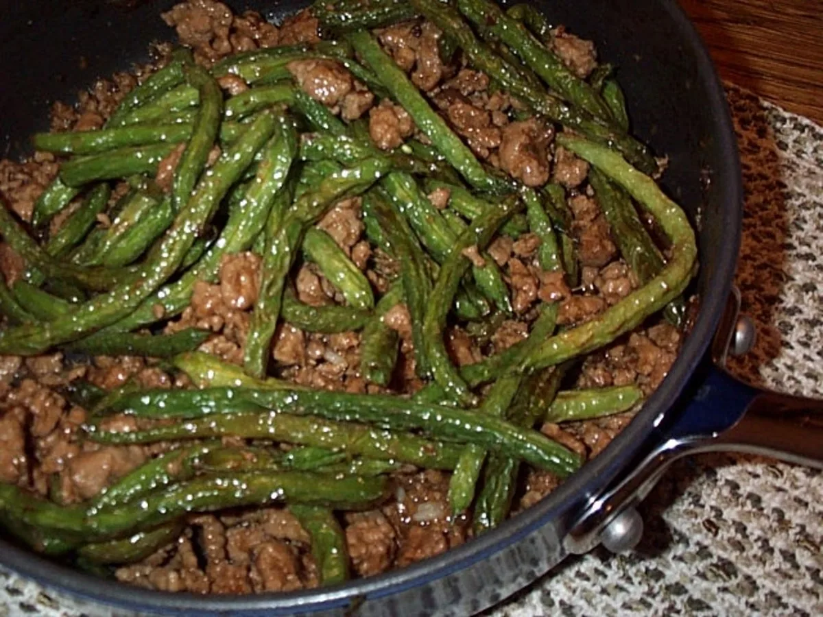 Китайське фаршоване свининою з зеленими бобами