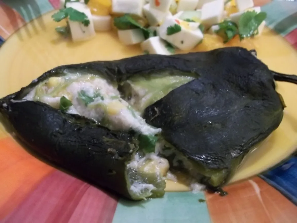 Поблано, фаршировані крабами та козячим сиром, з манго сальсою