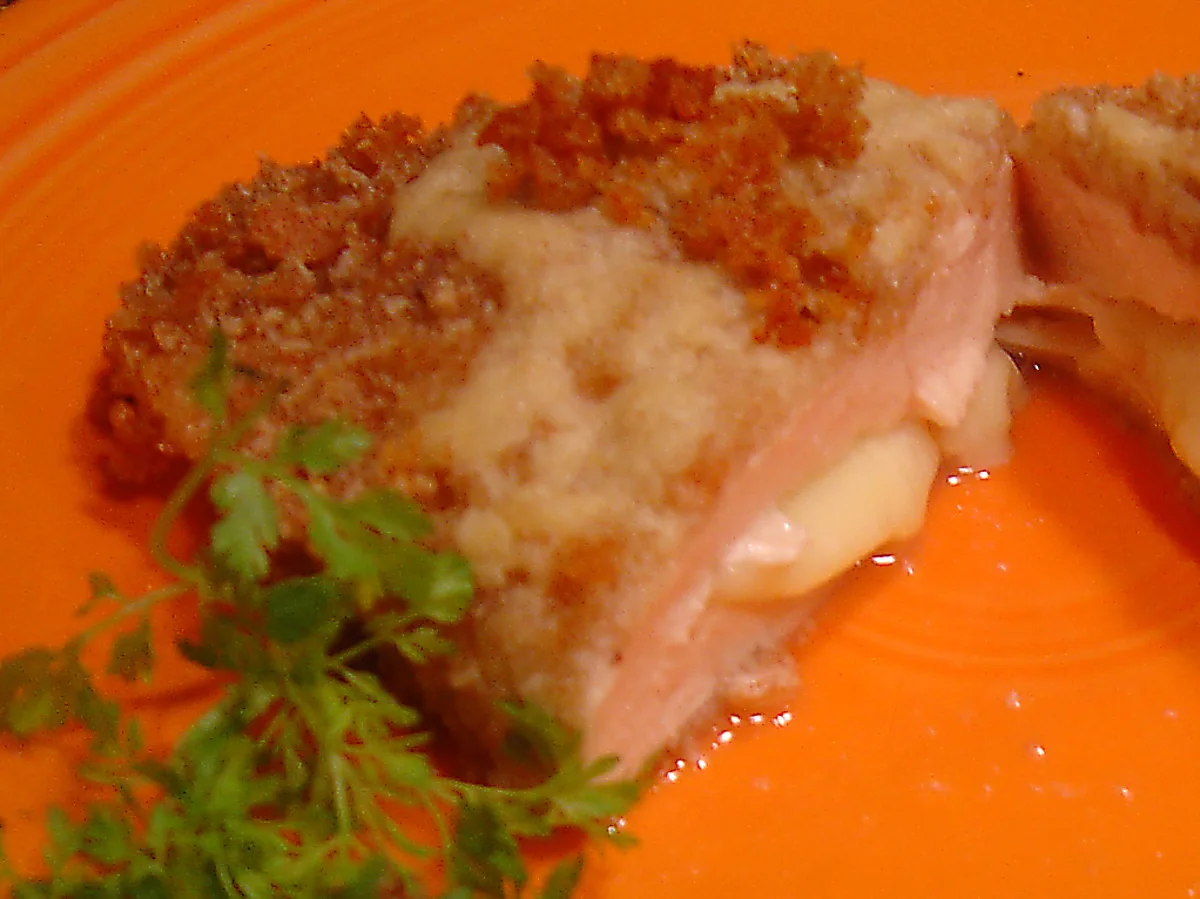 Курка з часниковим маслом і брі