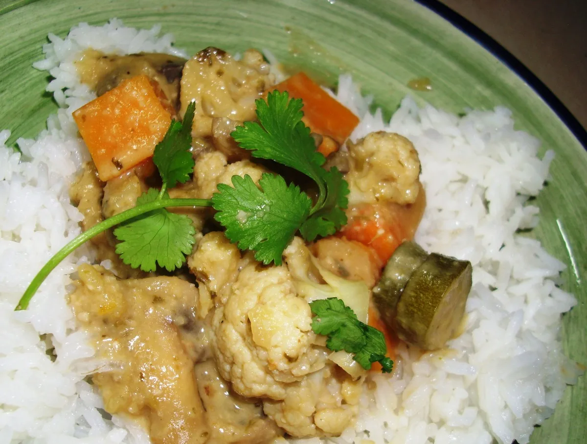 Зелений кокосовий карі з овочами