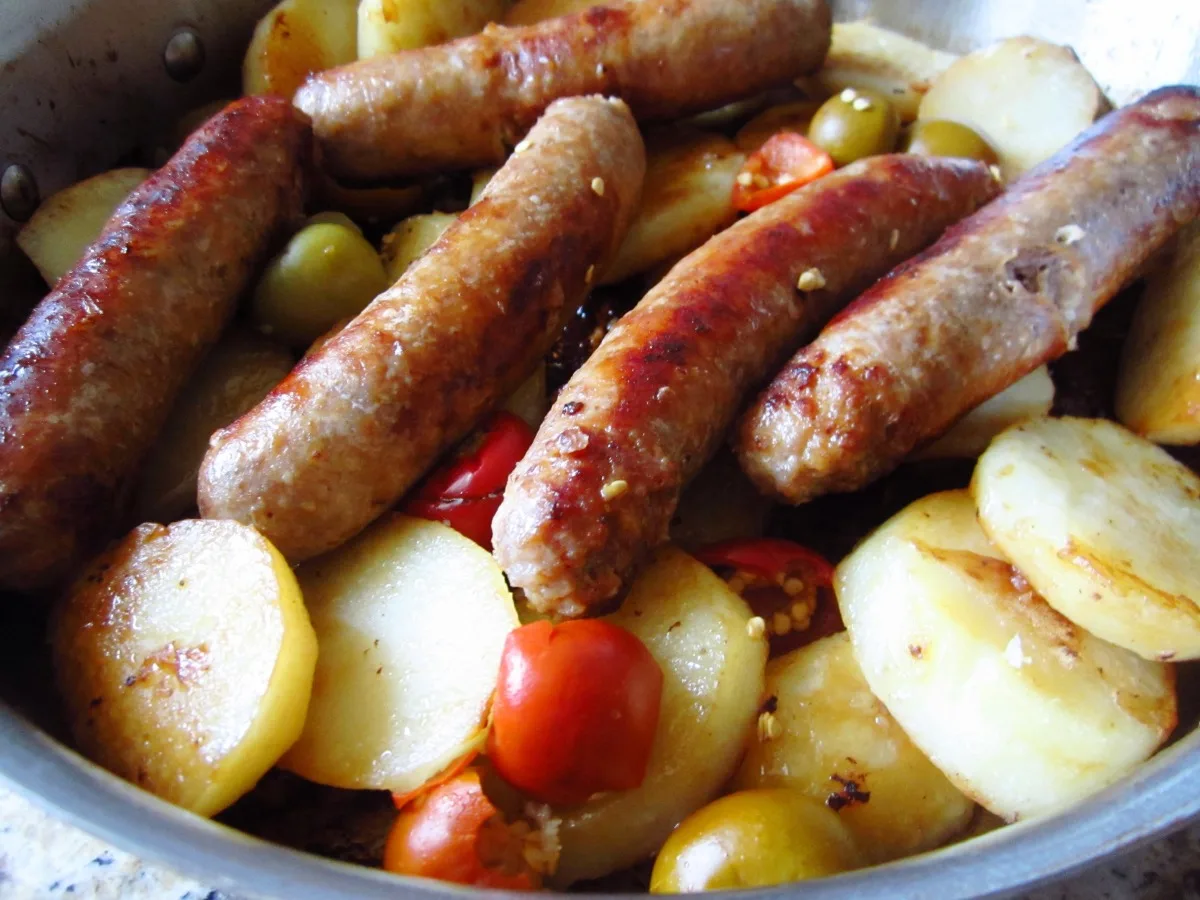 Італійські ковбаски з картоплею та маринованим перцем