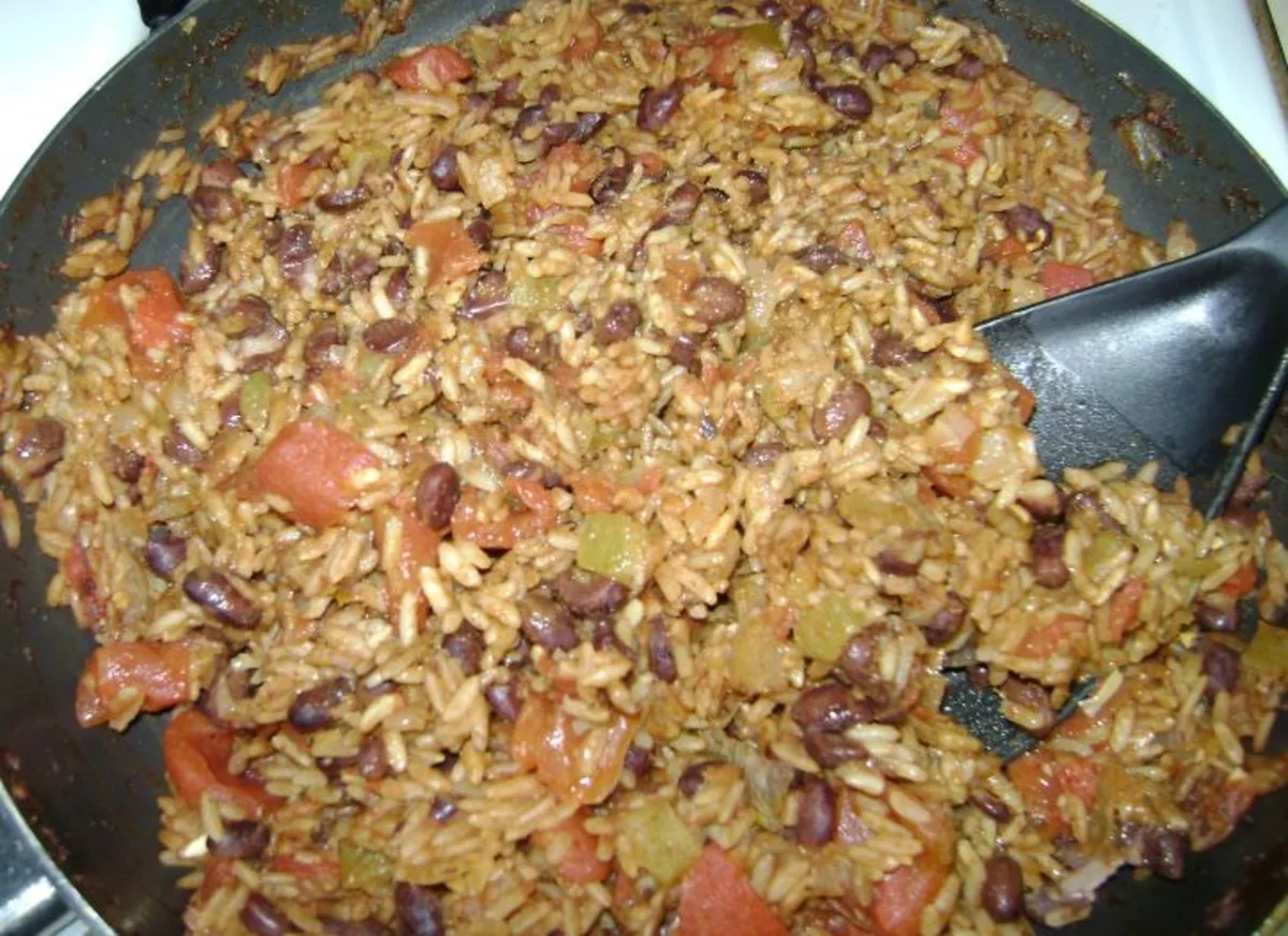 Швидка сковорідка з чорними бобами та рисом