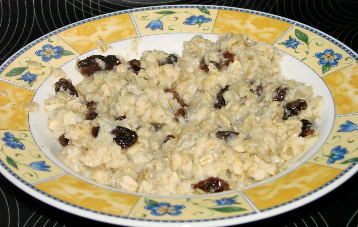Вівсяна каша з ромом і родзинками