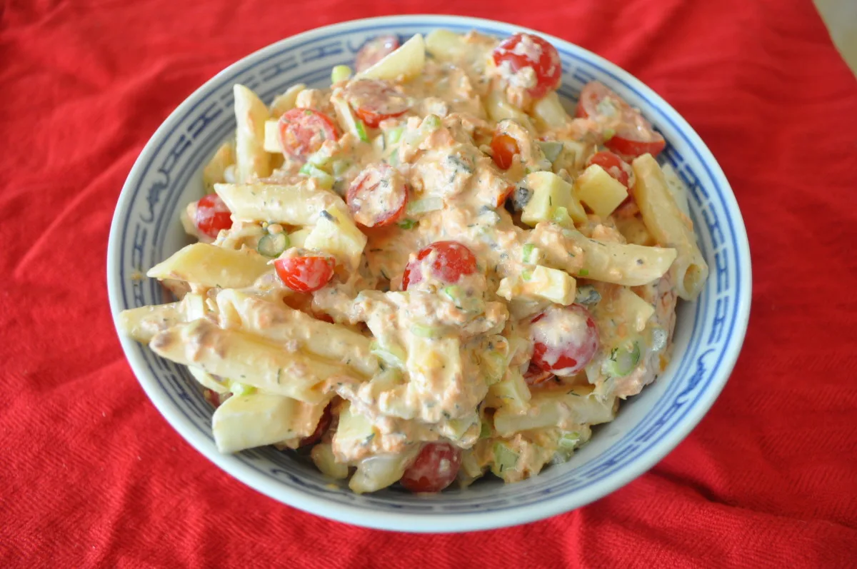 Кремовий салат з макаронами і лососем