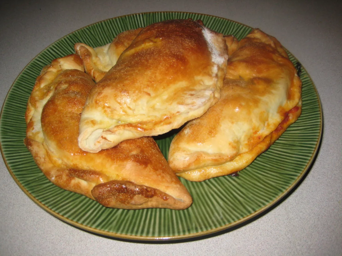 Смачні кальцони з ковбасою