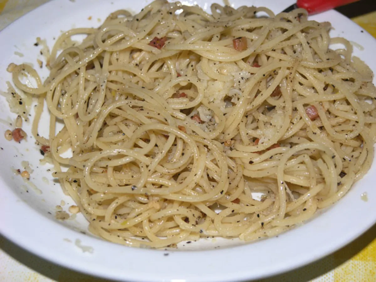 Спагеті з беконом, часником і кедровими горішками