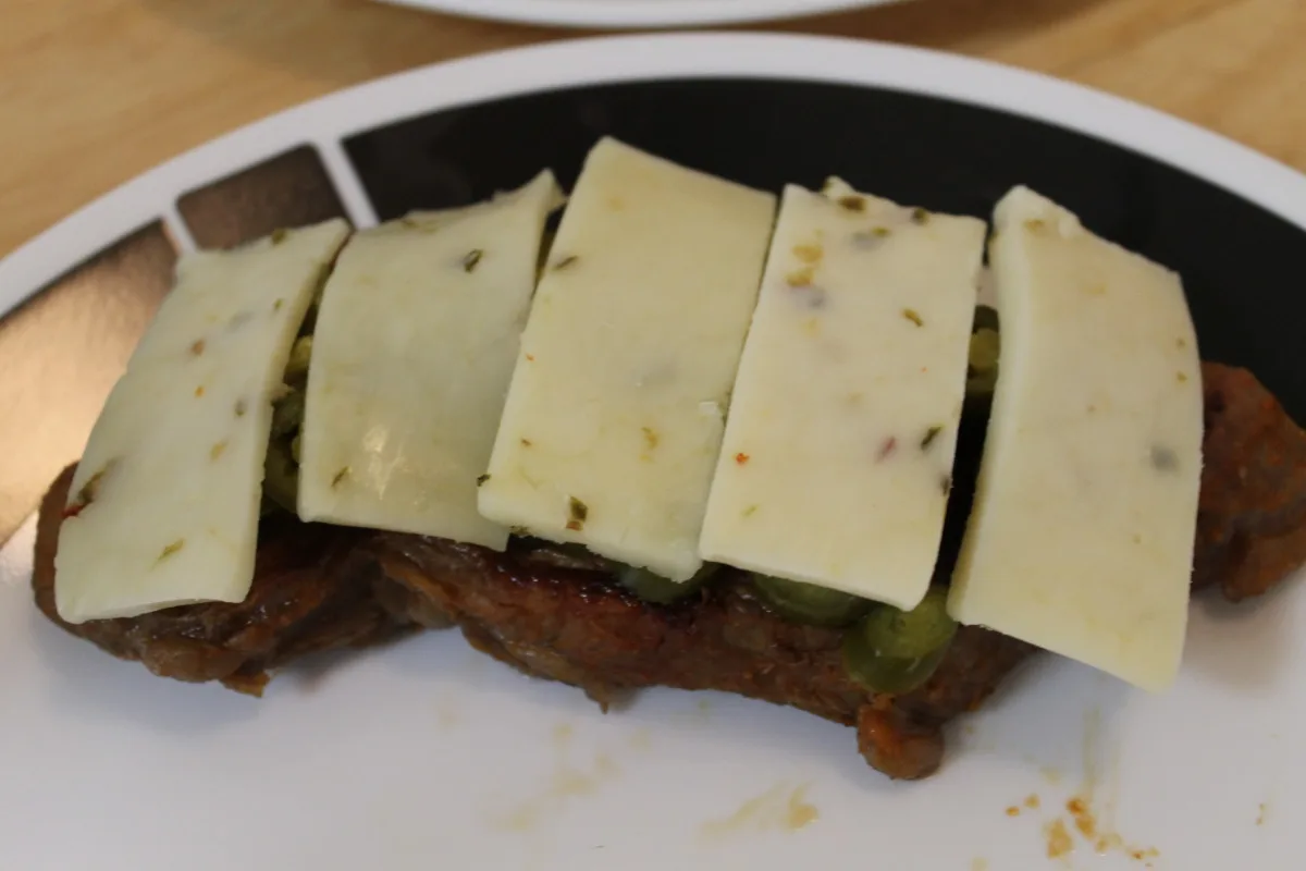Гострі стейки з сиром Monterey Jack та халапеньо