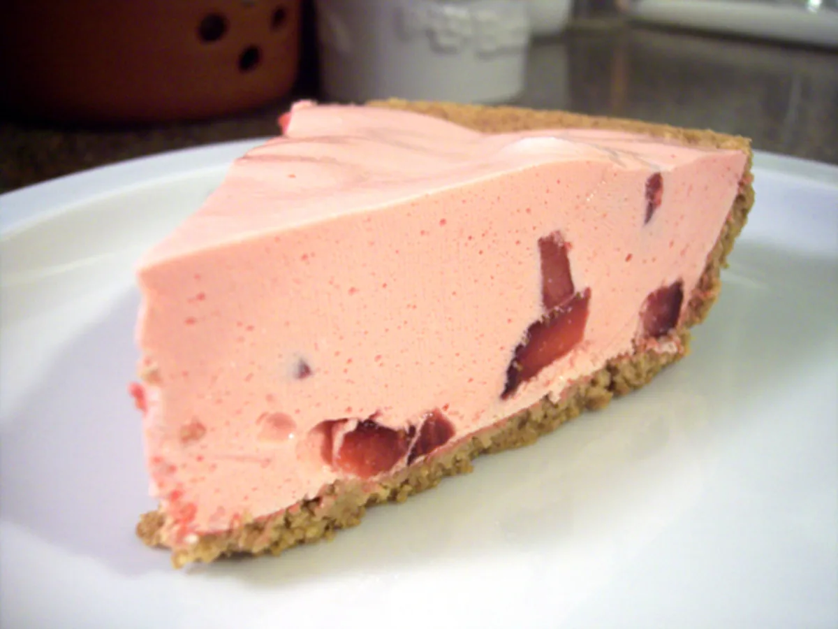 Полуничний шифонний пиріг
