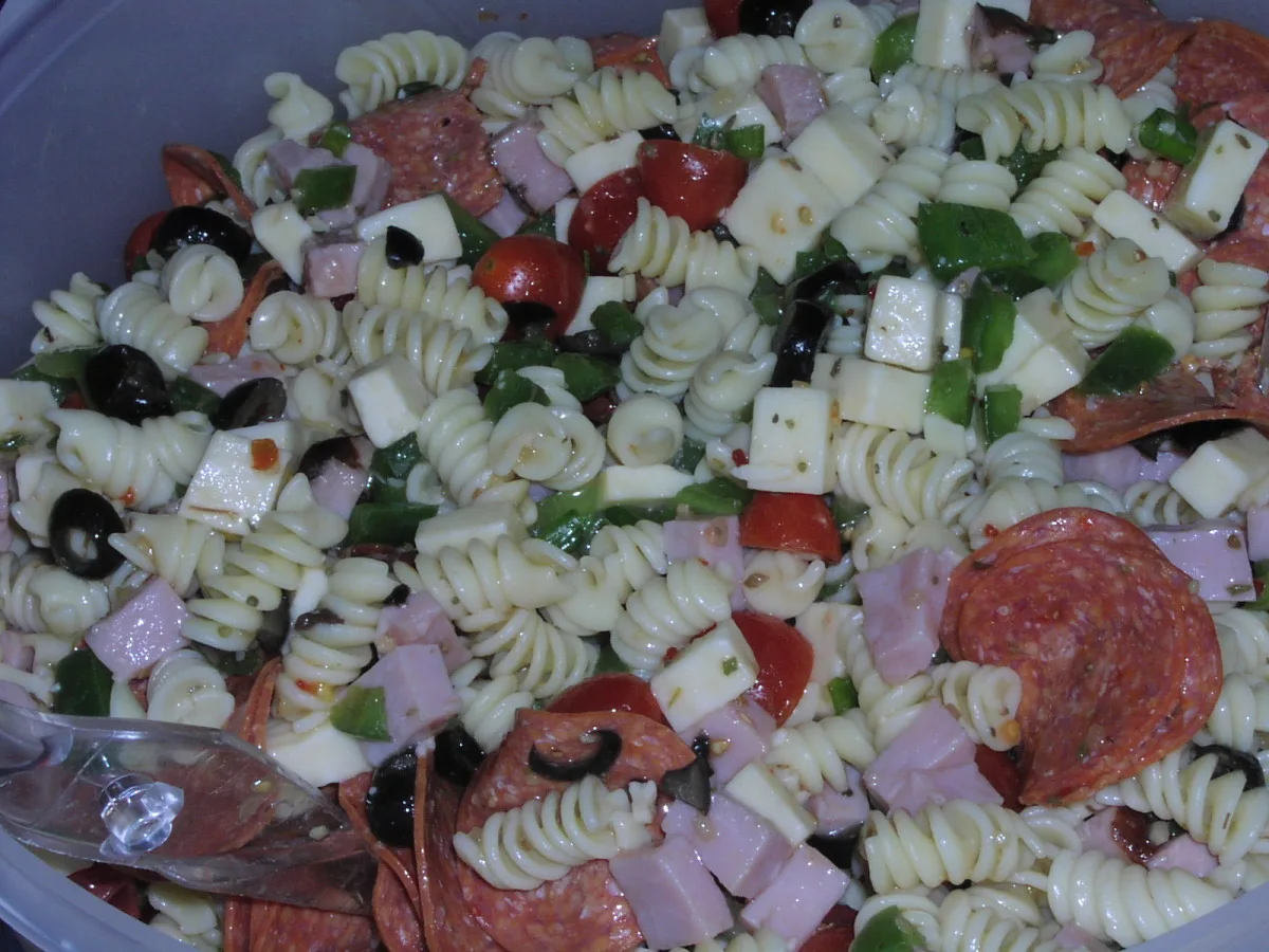 Салат з пастою, піцою та овочами