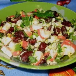 Салат з червоної квасолі з крабовими паличками