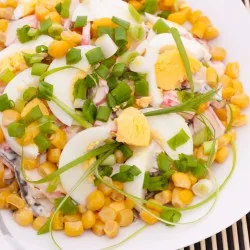 Салат з морською капустою, крабовим м’ясом та кукурудзою