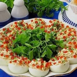 Яйця, фаршировані оселедцем і червоною ікрою