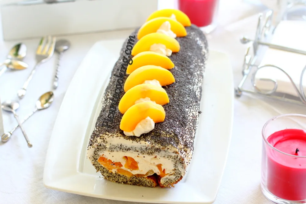 Маковий рулет з персиками