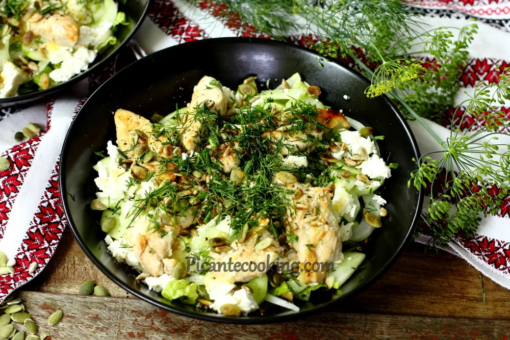Салат з куркою, бринзою та зернятами