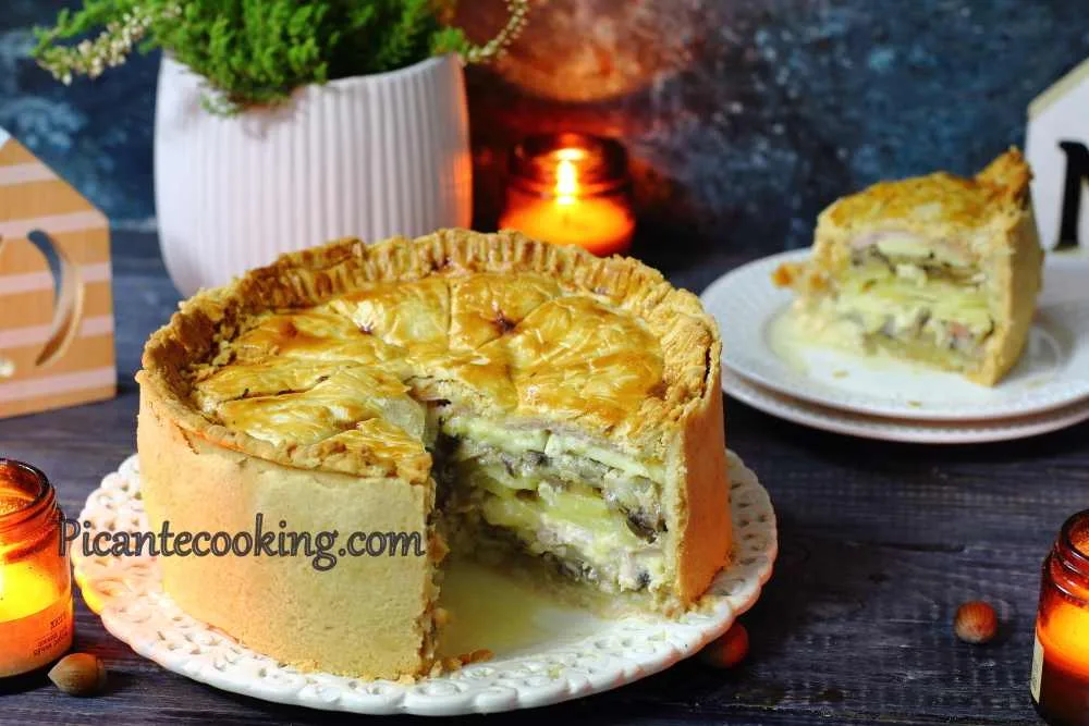 Високий пиріг з камамбером, грибами та шинкою