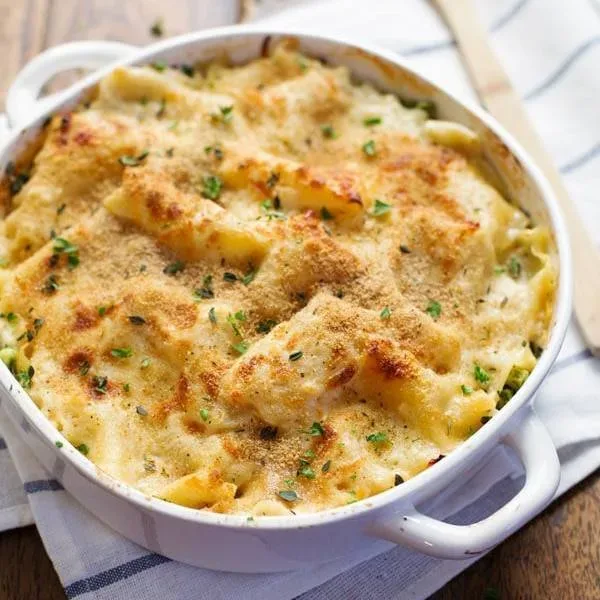 Лазанья з куркою, часником і пармезаном