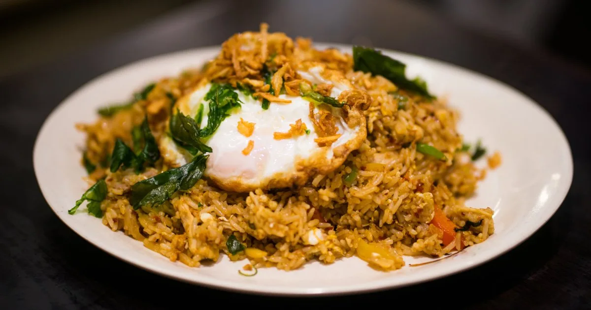 Дивуємо сім’ю — смажений рис Nasi Goreng з яйцем