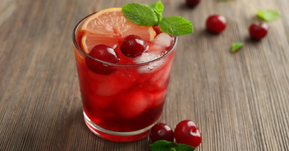 Коктейль Cherry Pop з вишневим пюре, джином і просеко