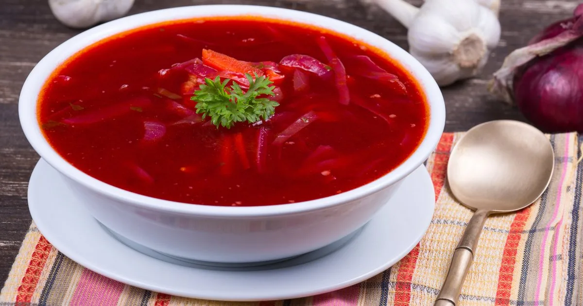 Овочевий борщ з маринованими грибами