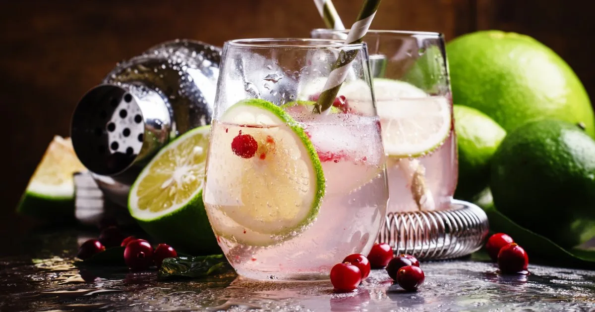 Джин та ігристе: готуємо коктейль Pink Gin Fizz