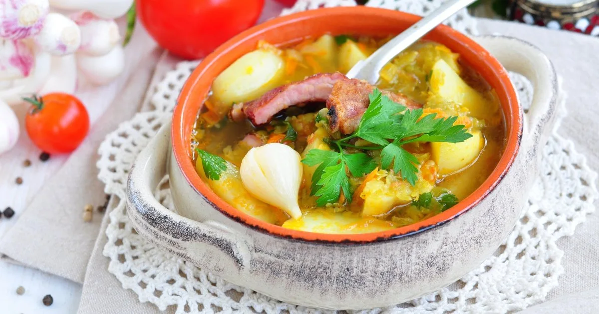 Зелений борщ з копченими ребрами
