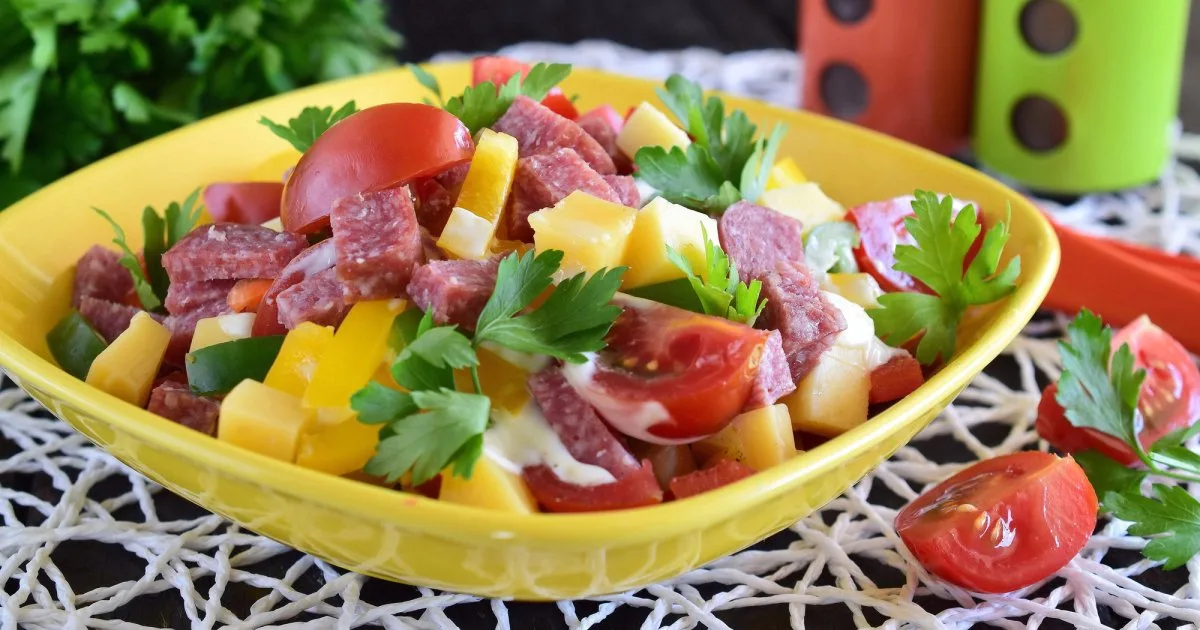Салат з сирокопченою ковбасою і овочами