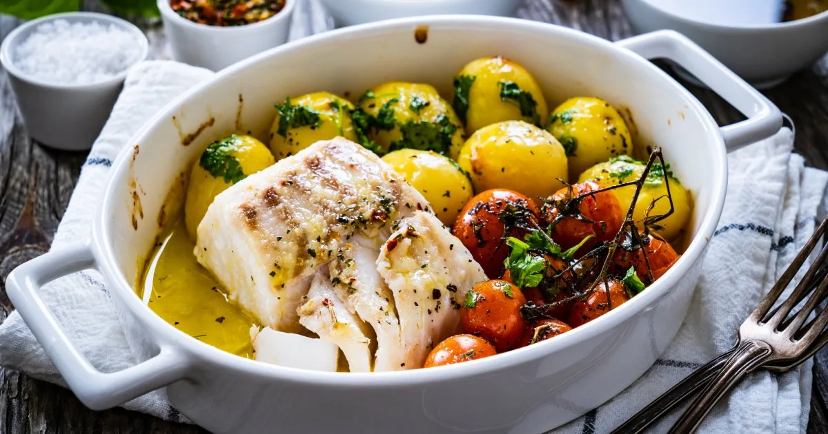 Риба, запечена з молодими овочами