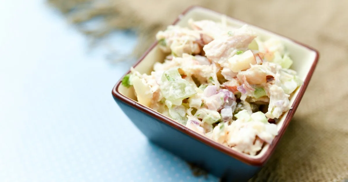 Селянський салат з копченою куркою