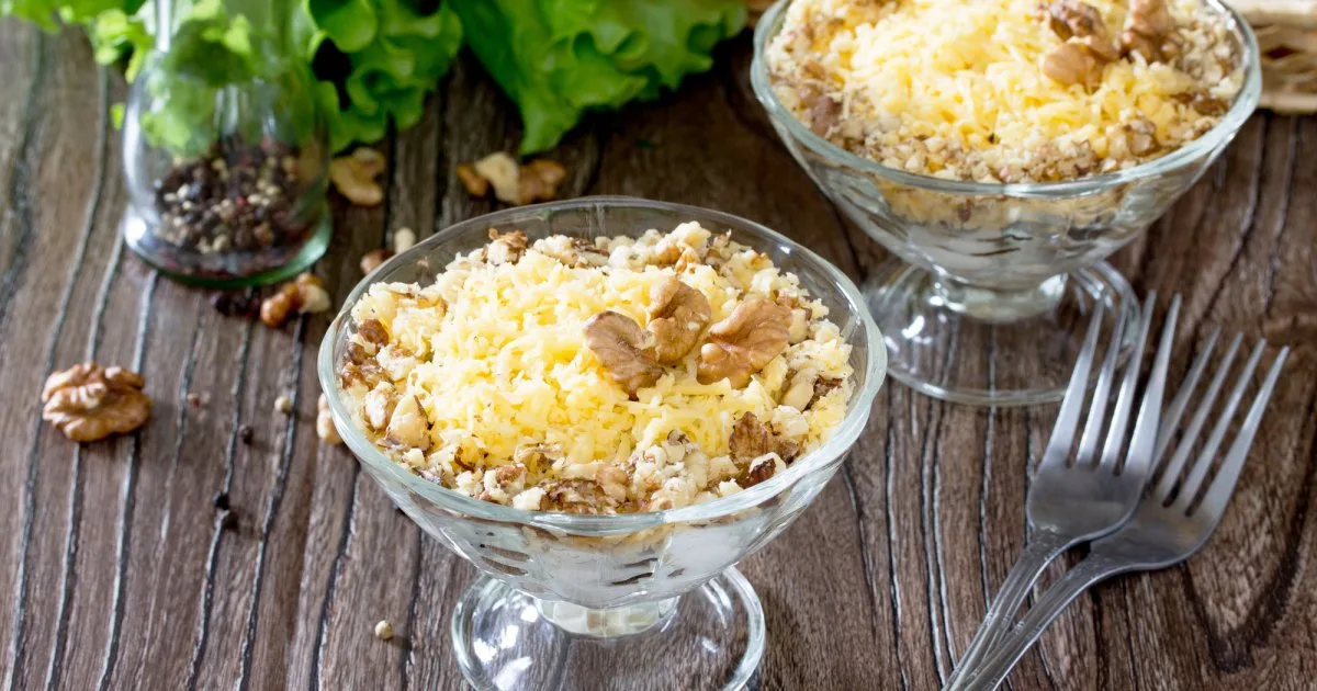 Салат з куркою та маринованими грибами