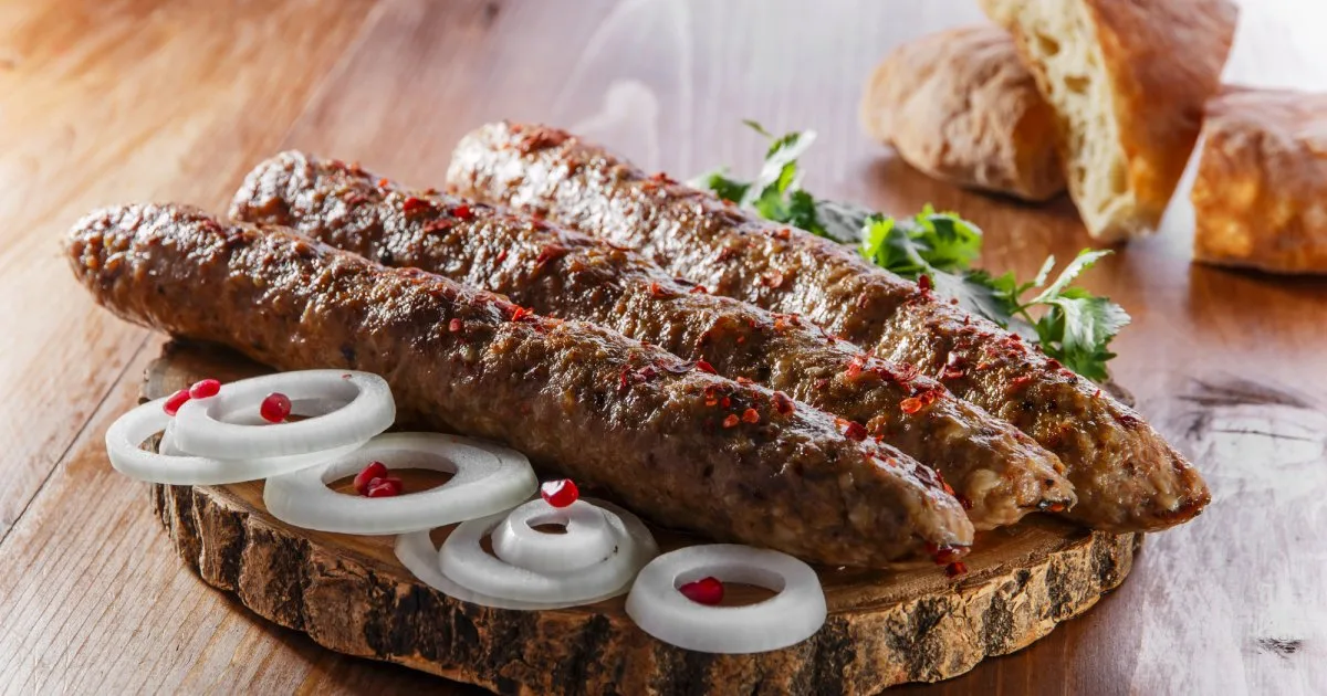 З пікантним соусом: секрет приготування домашнього кебаба