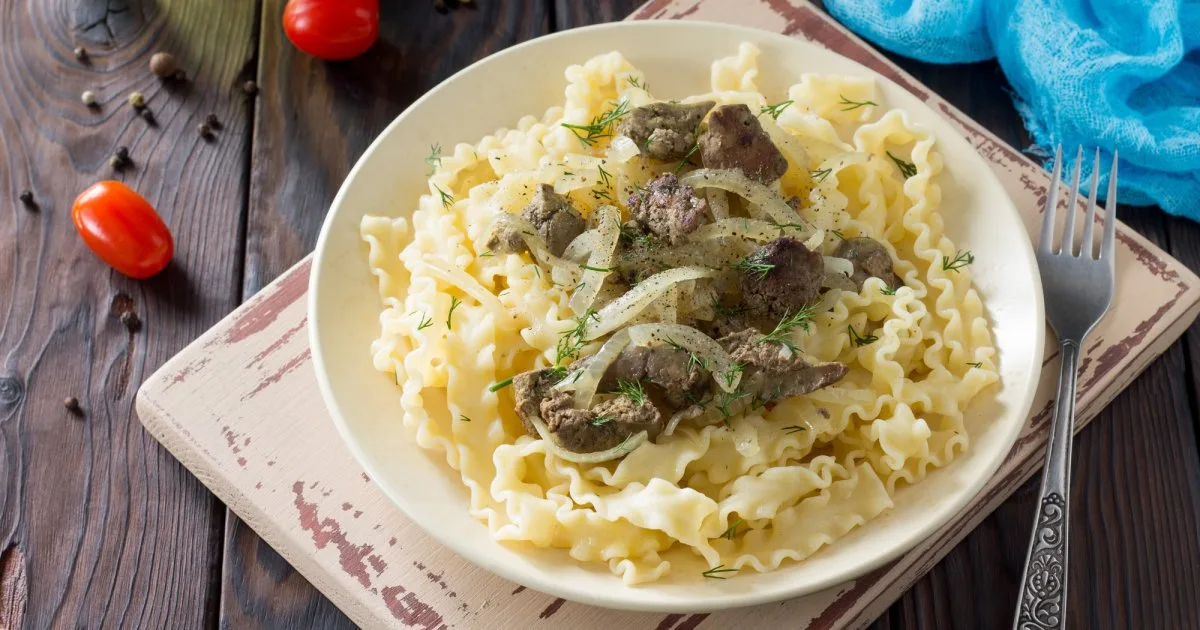 Макарони з печінкою — швидка і бюджетна вечеря по-українськи