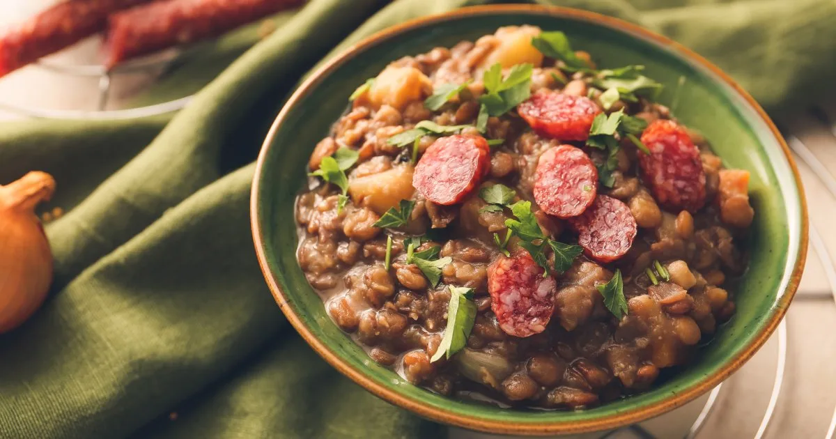Що на вечерю? Сочевиця з ковбасками і прянощами